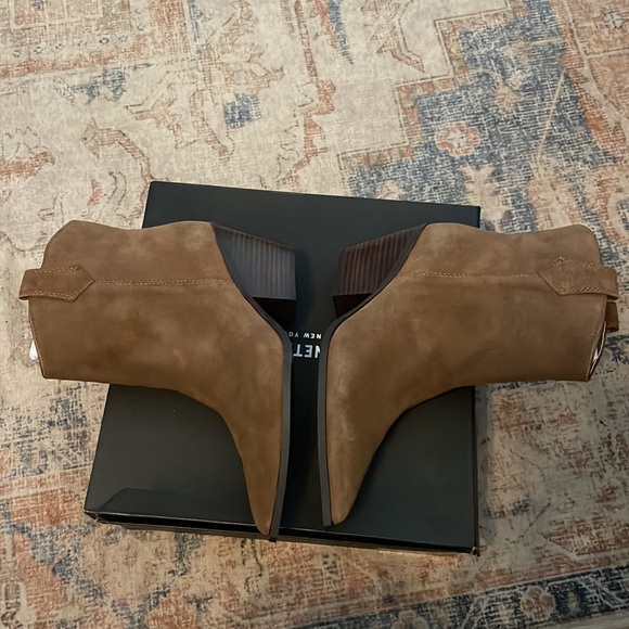 New-Kenneth Cole Women's Kara Loafer, size 9 - Picture 9 of 15